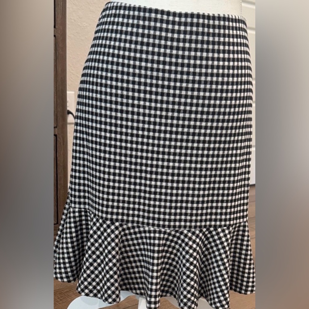 LOFT BLACK AND WHITE ELASTIC WAIST CHECKERED RUFFLE FLOUNCE SKIRT SIZE SMALL